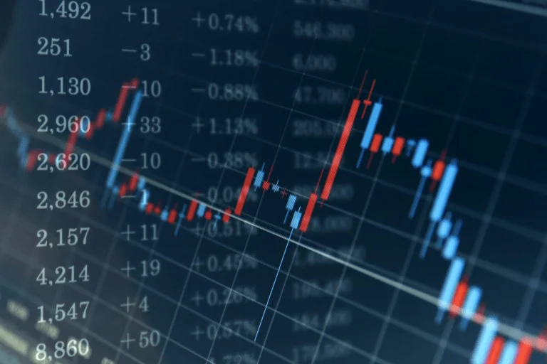 投資信託商品は価格が下がったら買う？購入のタイミングや運用のコツを解説