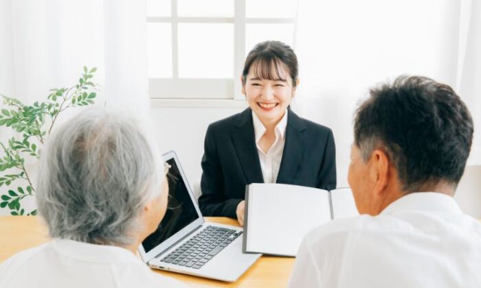 なぜ女性は保険営業に向いている？その特徴や年収相場などを解説
