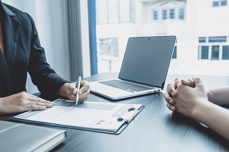 保険営業の求人内容って結局どこを見ればいいの?経験者が語る転職のコツ