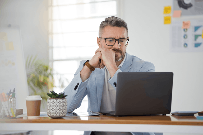 保険代理店の仕事がAIの発展によってオワコンになってしまうのかを考えている男性