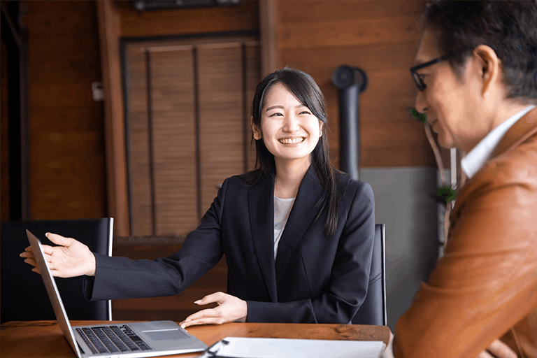 保険営業の仕事に魅力を感じており、生き生きとしている女性コンサルタント