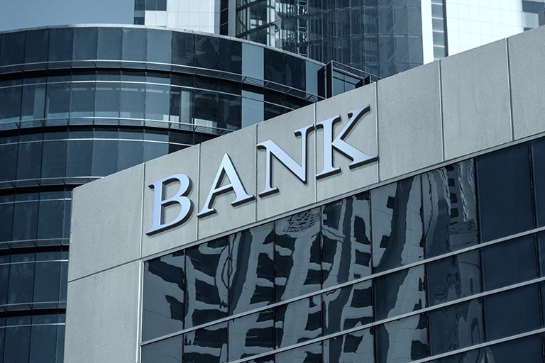 銀行でお金を借りる方法とは？手続きや審査、返済の流れ、借入の条件を解説