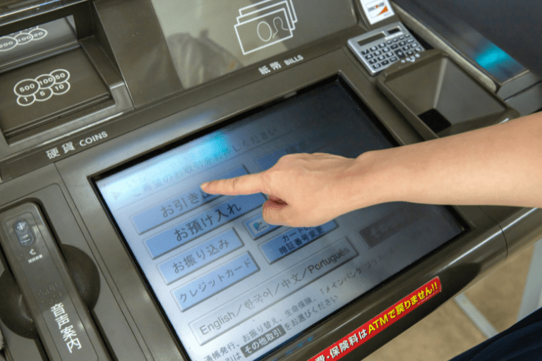 レイクはコンビニATMで借入・返済が可能！手数料・操作方法もまとめて解説