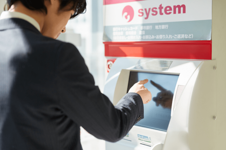 レイクの借入金はコンビニの提携ATMで返済可能!手数料や注意点を紹介
