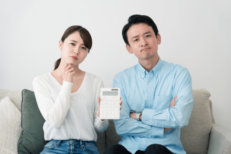 具体的にいくらの税金が減額されるの？とたずねている夫婦のイメージ