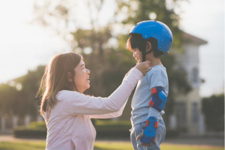 親が子を手助けしている様子