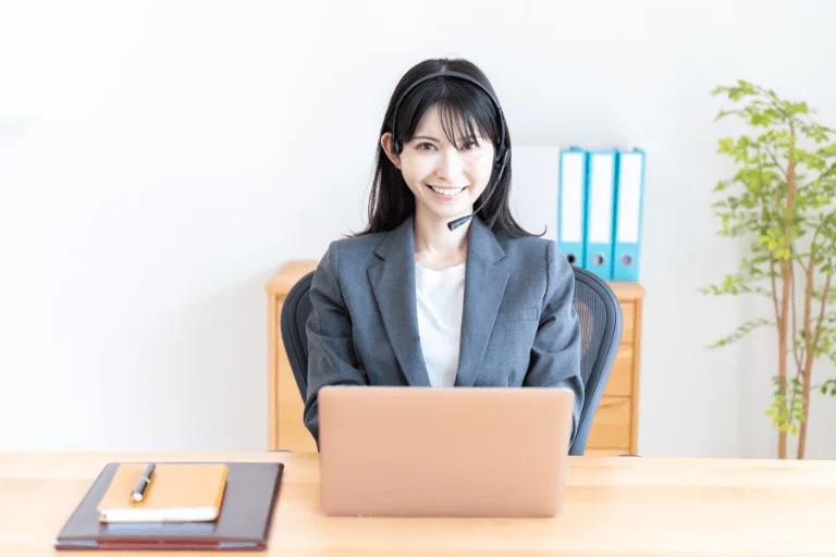 オンライン相談する女性FP